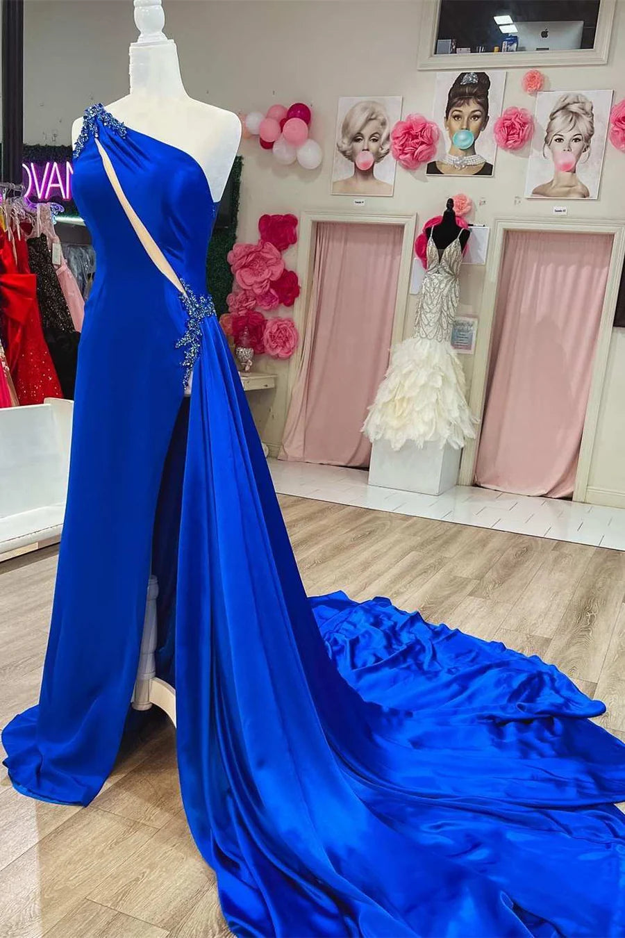 Vestido de fiesta con aberturas y cuentas y cola incorporada